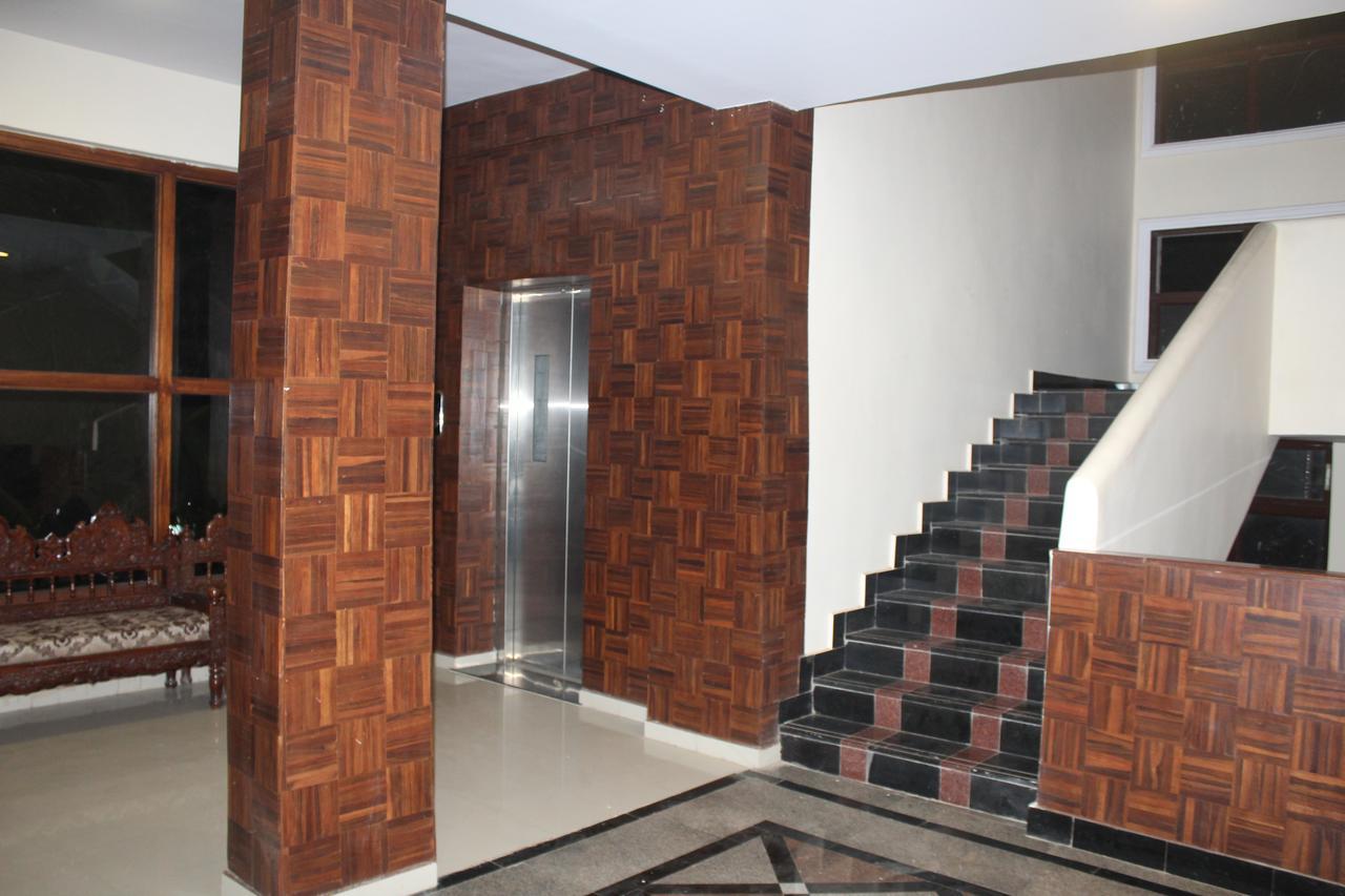 Royale Inn Vapi Exterior foto