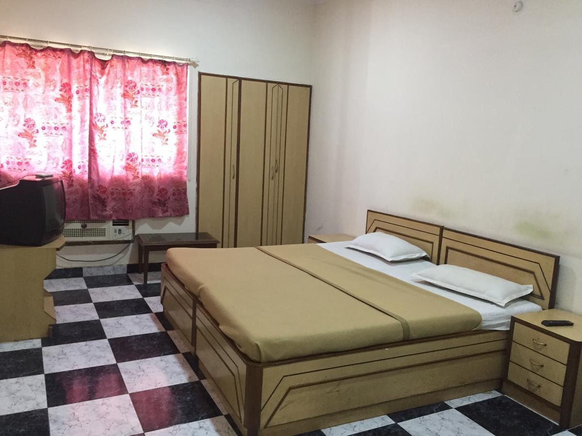 Royale Inn Vapi Exterior foto