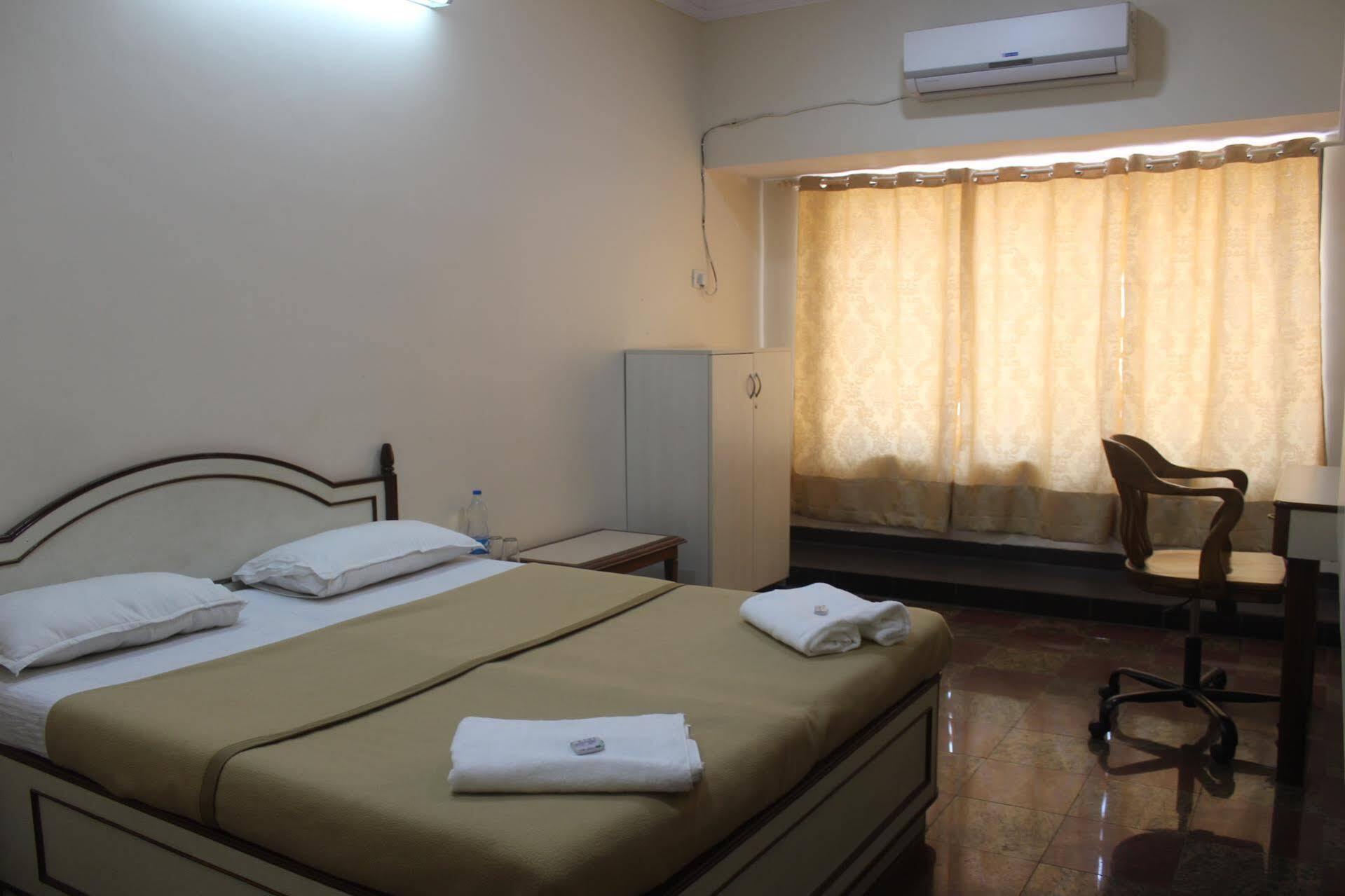 Royale Inn Vapi Exterior foto